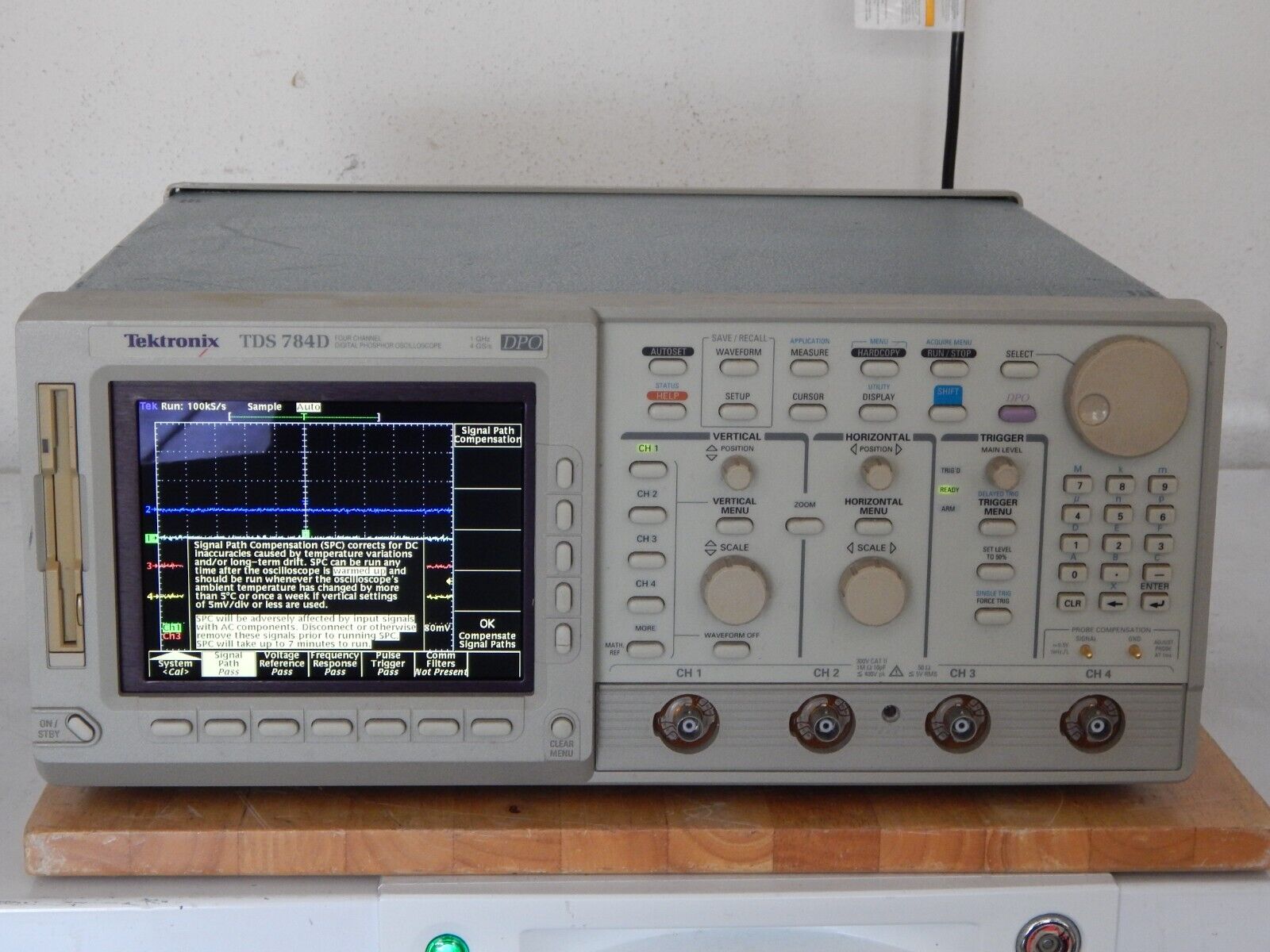 TDS784D Tektronix 4Ch Oscilloscope 1GHz 4GS/s Opt 13/1F/2F, new digital display TDS784D Tektronix 4Ch Oscilloscope 1GHz 4GS/s Opt 13/1F/2F, new digital display